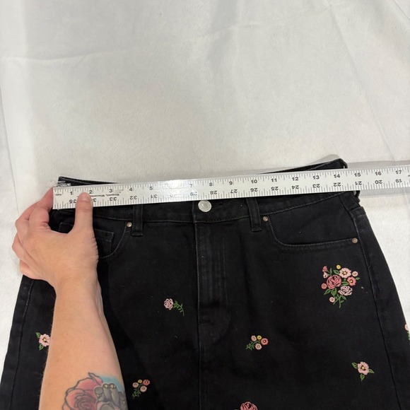 Pacsun Black Denim Mini Skirt Floral Embroidered Raw Frayed Hem Size 27 - Picture 5 of 6